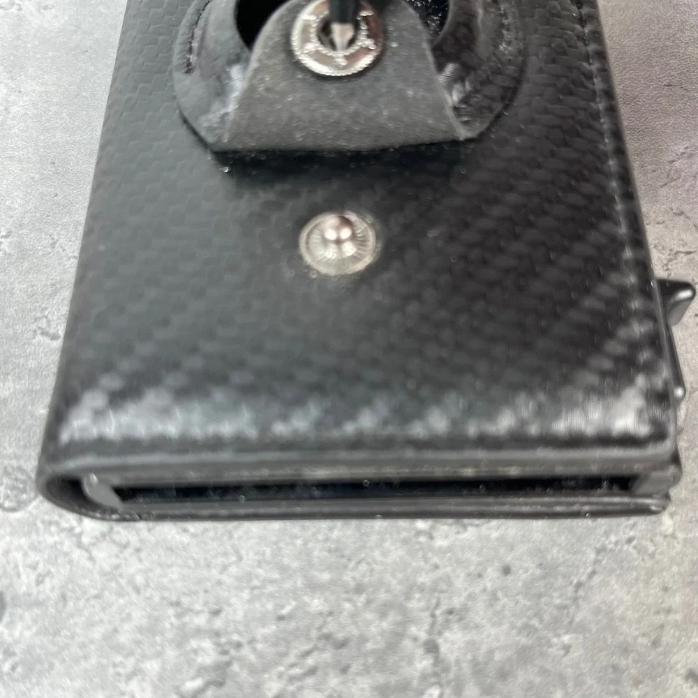 CHIGLN Mens Black Carbon Fiber RFID Blocking Wallet with AirTag‎ Holder